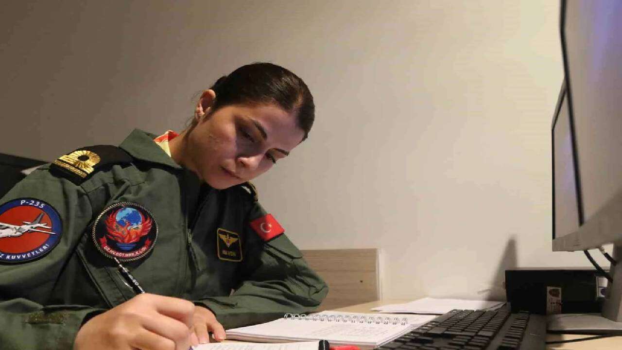 Gökyüzünden denizaltı avlayacak: Deniz Kuvvetleri’nin ilk kadın karakol pilotu görevde, radarına giren yandı! 5